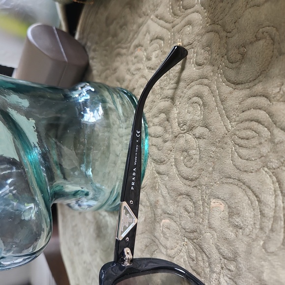 Prada Sunglasses like new. No scratches or flaws - Picture 7 of 9